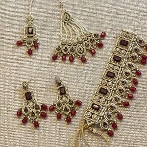 Polki woman jewelery set with necklace mang tikka passa earrings